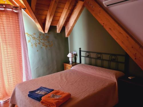 een slaapkamer met een bed met twee handdoeken erop bij Sierra de Cazorla in Arroyo Frio