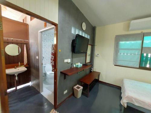 a room with a bathroom with a sink and a toilet at Banjearanaihomestay Ayutthaya in Phra Nakhon Si Ayutthaya
