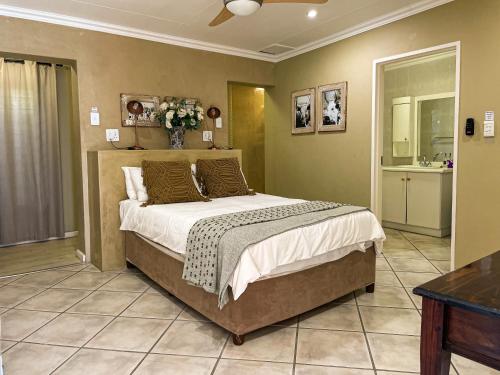 een slaapkamer met een groot bed in een kamer bij Telestai Guest House in White River