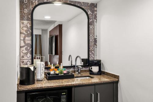 uma casa de banho com um lavatório e um espelho em Embassy Suites by Hilton Los Angeles International Airport South em El Segundo