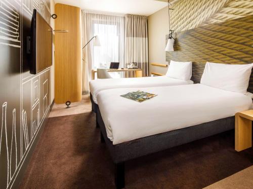 ibis London Canning Town Image