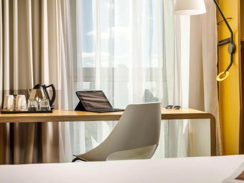 ibis London Canning Town Image