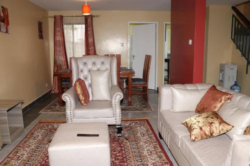 Area soggiorno di Furaha Masionette apartment Nyayo Estate Nairobi Kenya Nambari ya Simu sufuri saba sufuri moja moja nne tisa sufuri sufuri saba next to JKIA Jomo kenyatta International Airport,Next to SGR Nairobi 3Bedrooms,3 toilets,2bathrooms,Own compound,par