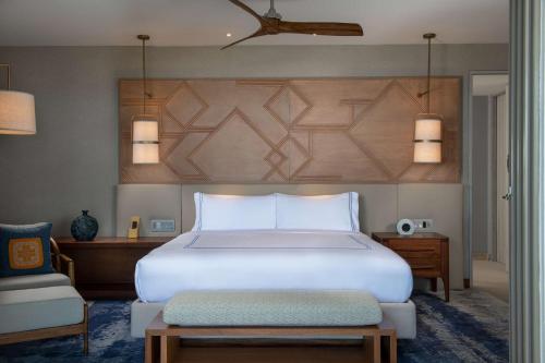 Una cama o camas en una habitación de Conrad Punta de Mita
