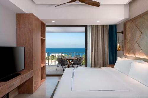 Una cama o camas en una habitación de Conrad Punta de Mita