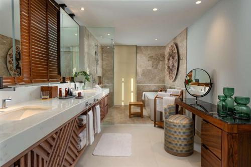 Un baño de Conrad Punta de Mita
