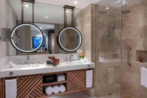 Un baño de Conrad Punta de Mita