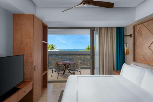 Una cama o camas en una habitación de Conrad Punta de Mita