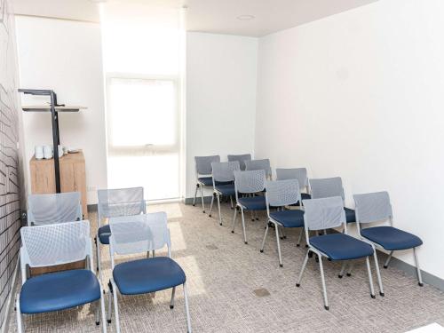a room with a row of chairs and tables at Ibis Styles El Malecon Guayaquil in Guayaquil