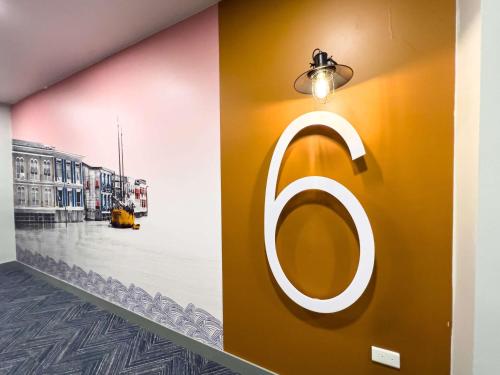 a wall with a letter o painted on it at Ibis Styles El Malecon Guayaquil in Guayaquil