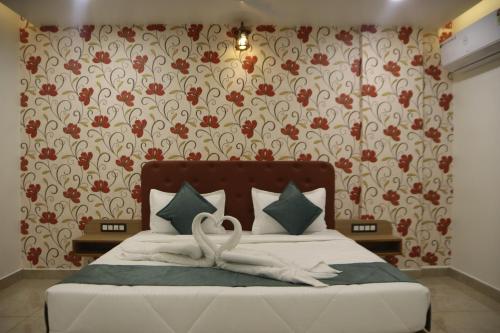 The Sky Comfort Beach Hotel, Dwarka tesisinde bir odada yatak veya yataklar