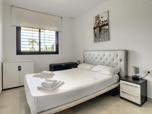 Los AltosにあるSilene apartamento 3010の白いベッドルーム(大型ベッド1台、窓付)