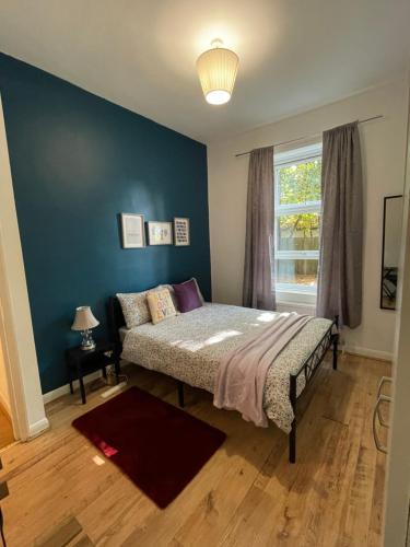 Un pat sau paturi într-o cameră la Contemporary Private ROOMS Near Central London