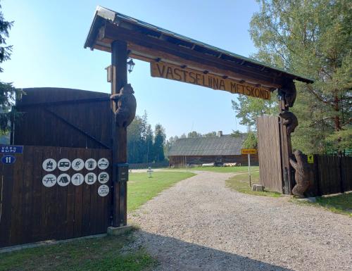 a wooden gate with a sign that reads westeenthzona museum at Vastseliina Metskond Camping in Vahtseliina