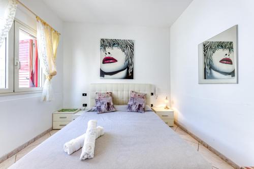 - une chambre avec un grand lit blanc et 2 serviettes blanches dans l'établissement Casa Luna, à Torre Suda