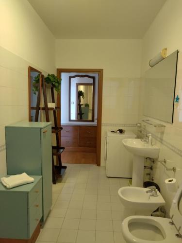 La salle de bains est pourvue de 2 toilettes et d'un lavabo. dans l'établissement Sant'Uguzzone Flat, à Milan