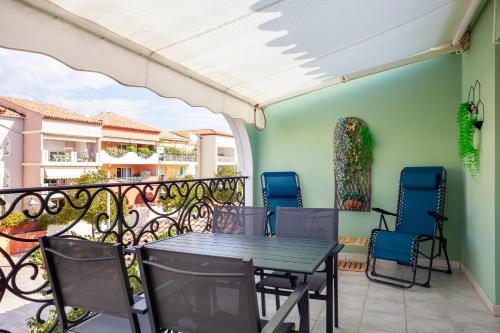 a patio with a table and chairs on a balcony at Appartement T2 entièrement rénové in Saint-Cyr-sur-Mer
