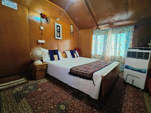 1 dormitorio con 1 cama grande en una habitación en Houseboat New Suzan, en Srinagar