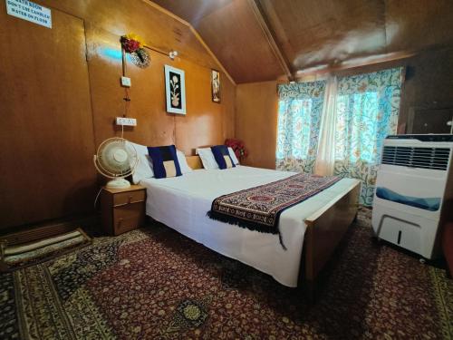 Postel nebo postele na pokoji v ubytování Houseboat New Suzan