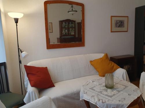 uma sala de estar com um sofá branco e uma mesa em Memory Lane em Budapeste