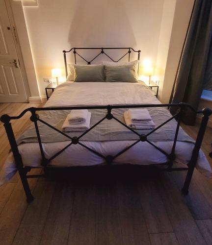 uma cama num quarto com duas toalhas em Sunnyside Studio Apartment em Llandrindod Wells