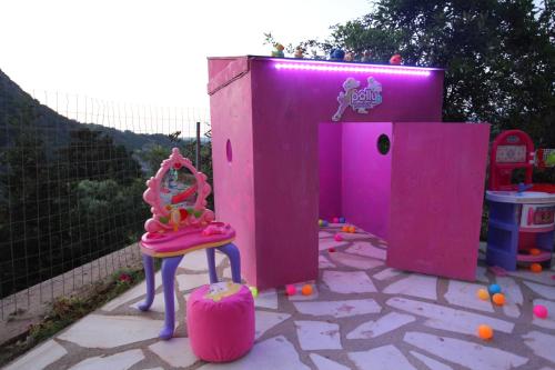 Kawasan permainan kanak-kanak di Villa Athina