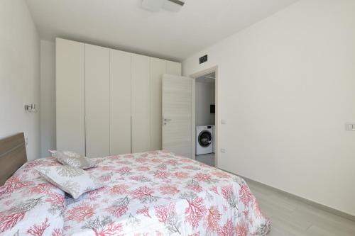 um quarto com uma cama com um cobertor rosa e branco em Venere em Cala Gonone