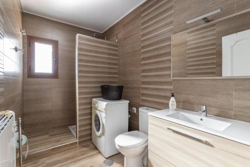 a bathroom with a toilet and a sink at Casa Loli in Frigiliana
