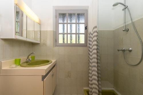 une salle de bain avec un lavabo et une douche dans l'établissement La Kayola, à Soorts-Hossegor