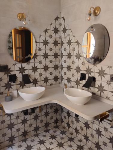 Lecrin的住宿－Casa El Naranjo Azul Granada，浴室设有2个水槽和镜子