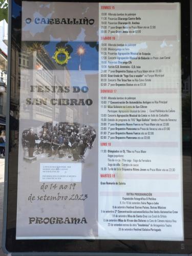 a sign in the window of a restaurant at Piso Villa Aurora in Carballino