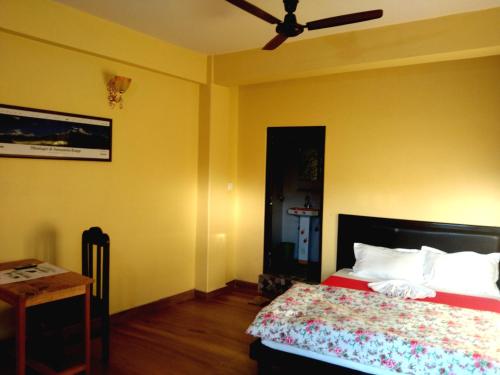 Una cama o camas en una habitación de HOTEL FORESTWAY Hostel & Backpackers