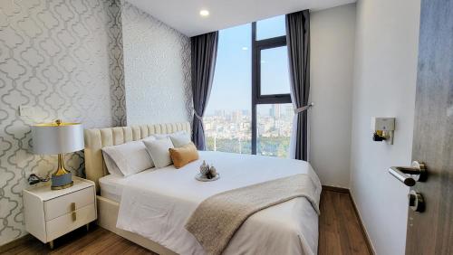 um quarto com uma cama branca e uma janela em Modern Peaceful 2BR/2B High Rise Condo close to Downtown em Ho Chi Minh