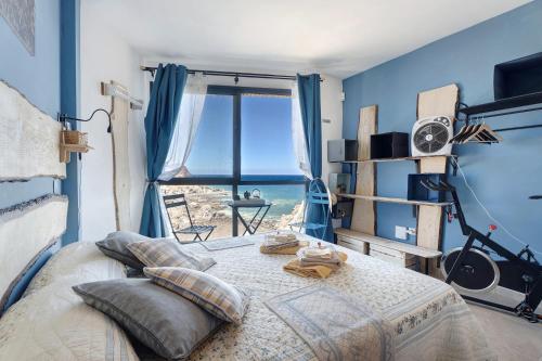 a bedroom with a bed with a view of the ocean at Los Abrigos oceano al alba wifi in Los Abrigos