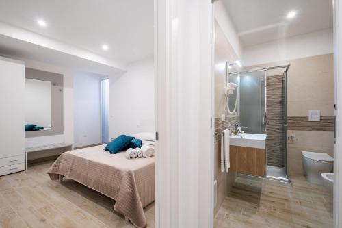 1 dormitorio con 1 cama y baño con ducha en Dimora Idrusa, en Otranto