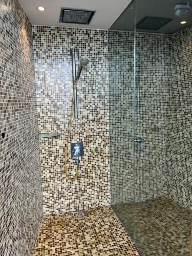 吉隆坡Vortex KLCC apartment by All Asia的带玻璃门淋浴间的浴室