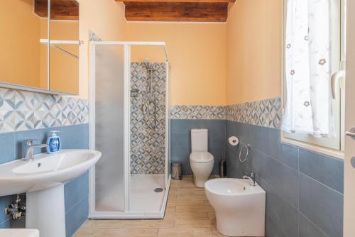 a bathroom with a shower and a sink and a toilet at Casa Vacanza Brucoli Mare 1 in Brucoli