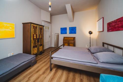 a bedroom with two beds and a dresser at Charmante Altbau-Wohnung zwischen Altstadt und Klinikum mit Parkplatz in Greifswald