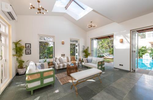 an open living room with a skylight at LohonoStays Colina Villa B in Vagator