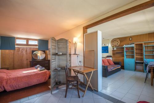 una camera da letto con un letto e una scrivania in una stanza di Casa Ravacciano a Siena