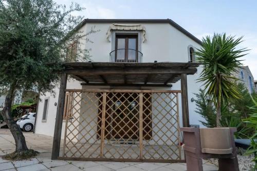 a house with a gate in front of it at Villa Vigna in Badesi