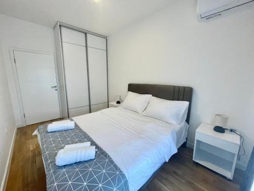 En eller flere senge i et værelse på Apartman Sweet Home