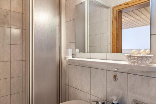 uma casa de banho com um WC e um espelho. em Ferienwohnung Lengdobler - Leni em Bad Kohlgrub