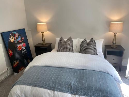 Deluxe Huge Detached House with Parking, sleeps up to 30 people, 2m from Liverpool City Centre Image