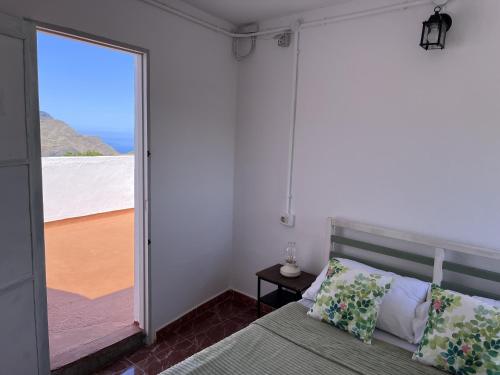 um quarto com uma cama e vista para o oceano em Villa Almagre em Gáldar