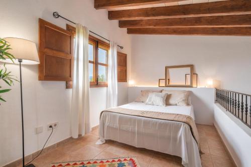 アルクーディアにあるVilla Pauの窓付きの部屋にベッド付きのベッドルーム1室があります。