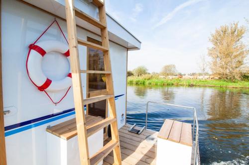 a ladder on the back of a boat on the water at Lisa Boot 4 in Priepert