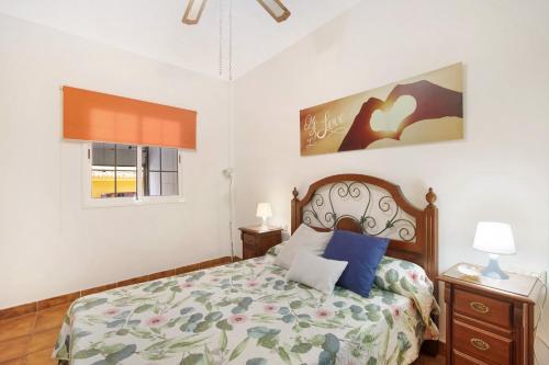 a bedroom with a bed and two lamps and a window at Las Arenas bajo in La Mareta