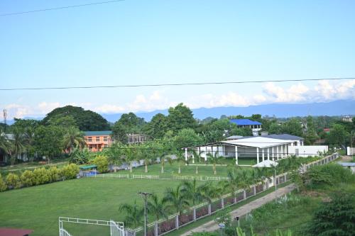 uma vista aérea de um parque com edifícios e árvores em Budget tours&travels House em Dimāpur