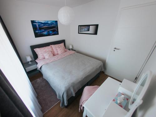 niewielka sypialnia z łóżkiem i stołem w obiekcie Apartman Stadion w mieście Osijek